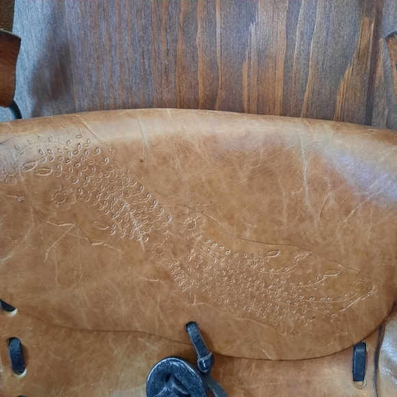 Vintage handcrafted boho tan brown leather floral stamped crossbody bag - Picture 5 of 11